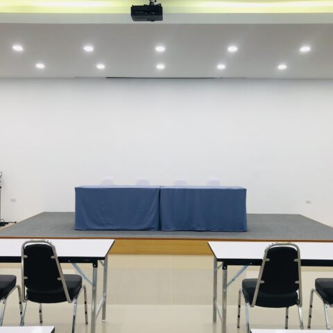 ห้องประชุม (โต๊ะแถลงห้องประชุม)